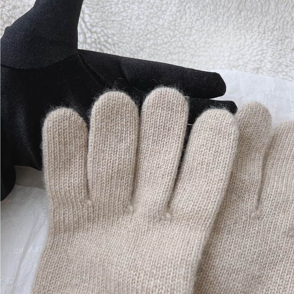 Auth Chanel Beige Black Classic CC Logo Cashmere Gloves - Picture 5 of 9